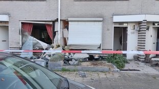 Auto ramt voorpui van twee woningen