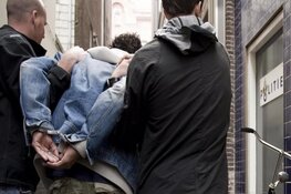 Man die jongens aanspreekt krijgt klappen, politie houdt verdachten aan