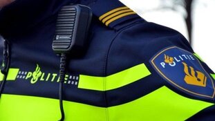 Dronken man is niet van plan mee te gaan en schopt agent tegen zijn hoofd