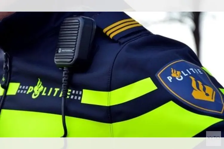 Dronken man is niet van plan mee te gaan en schopt agent tegen zijn hoofd