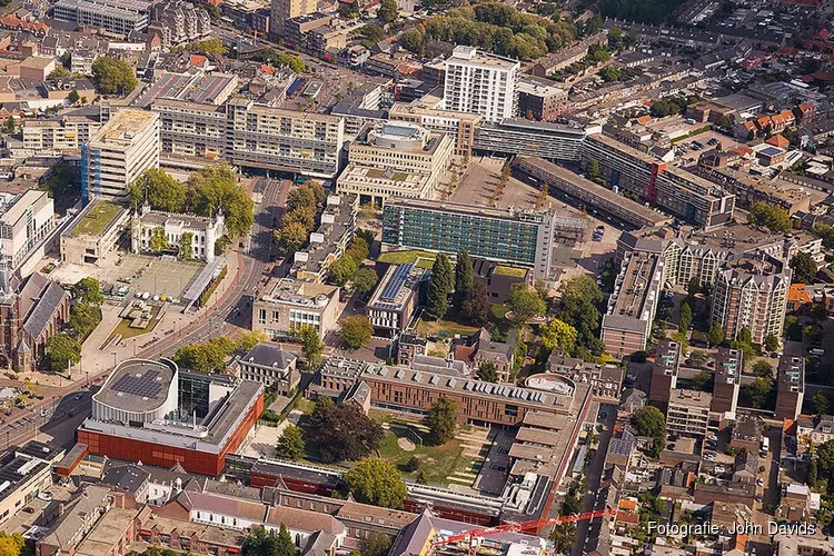 Torenkraan geplaatst op Koningsplein
