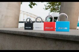 Gebruik een Yacht 460 hangslot dat zeewaterbestendig is om je buitenboordmotor optimaal te beveiligen