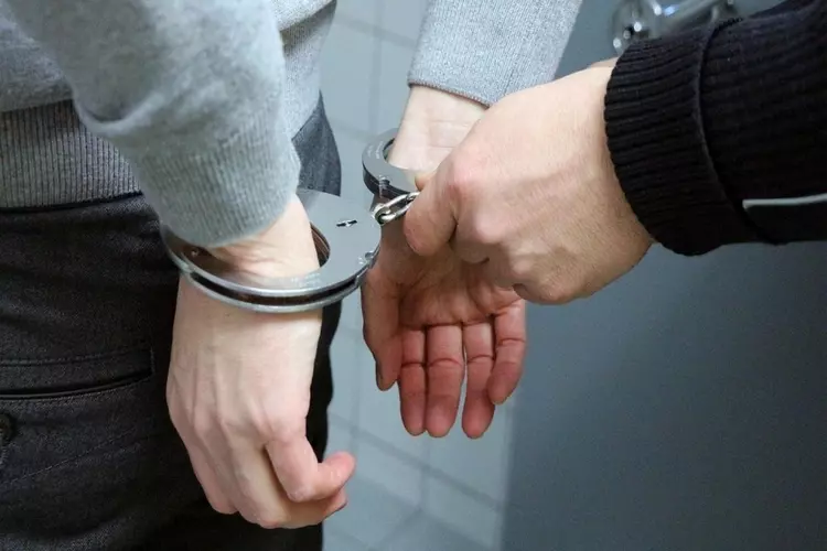 Mannen aangehouden na mishandeling en diefstal auto