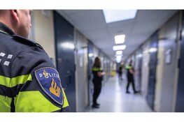 Man kleedt zich uit tijdens vlucht en wordt in onderbroek aangehouden