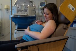 Overhandiging buidelstoel en buideltops aan ETZ door Strong Babies