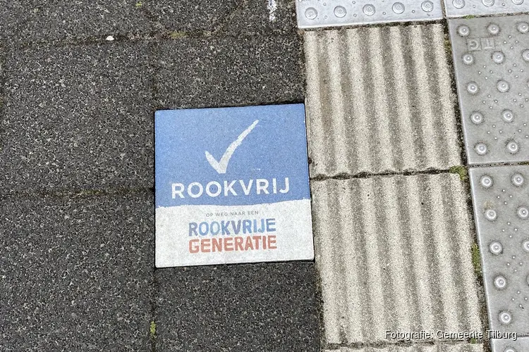 Tegel laat zien dat roken bij een bushalte niet mag