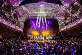 Discophonic Orchestra blaast de gloriedagen van disco nieuw leven in en laat heel Tilburg dansen