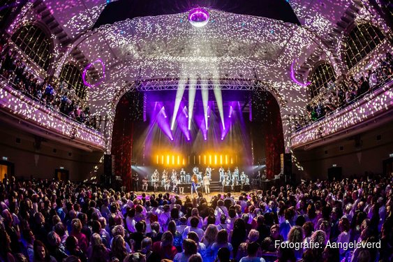 Discophonic Orchestra blaast de gloriedagen van disco nieuw leven in en laat heel Tilburg dansen