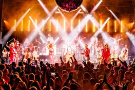 Discophonic Orchestra blaast de gloriedagen van disco nieuw leven in en laat heel Tilburg dansen