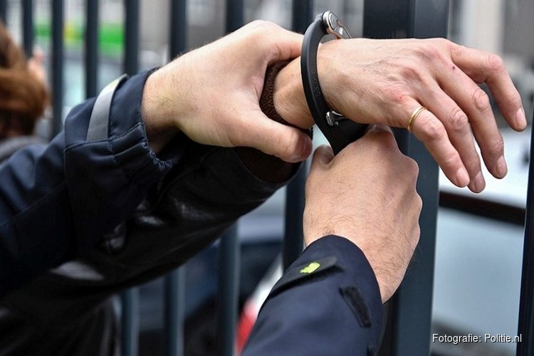 Man aangehouden in Tilburg na bedreigen agent met bandenzaag