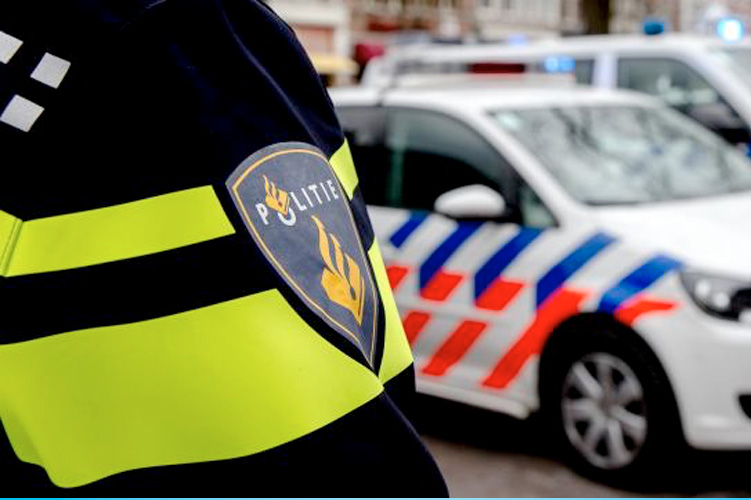 Automobilist negeert stopteken en maakt schade